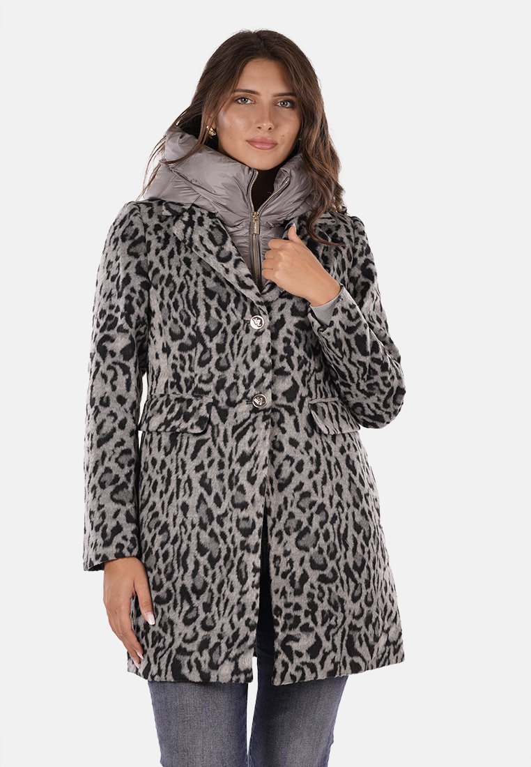 Abrigo de estampado de leopardo gris y negro con dos botones, bolsillos y una chaqueta interior gris desmontable con cuello alto y cremallera.