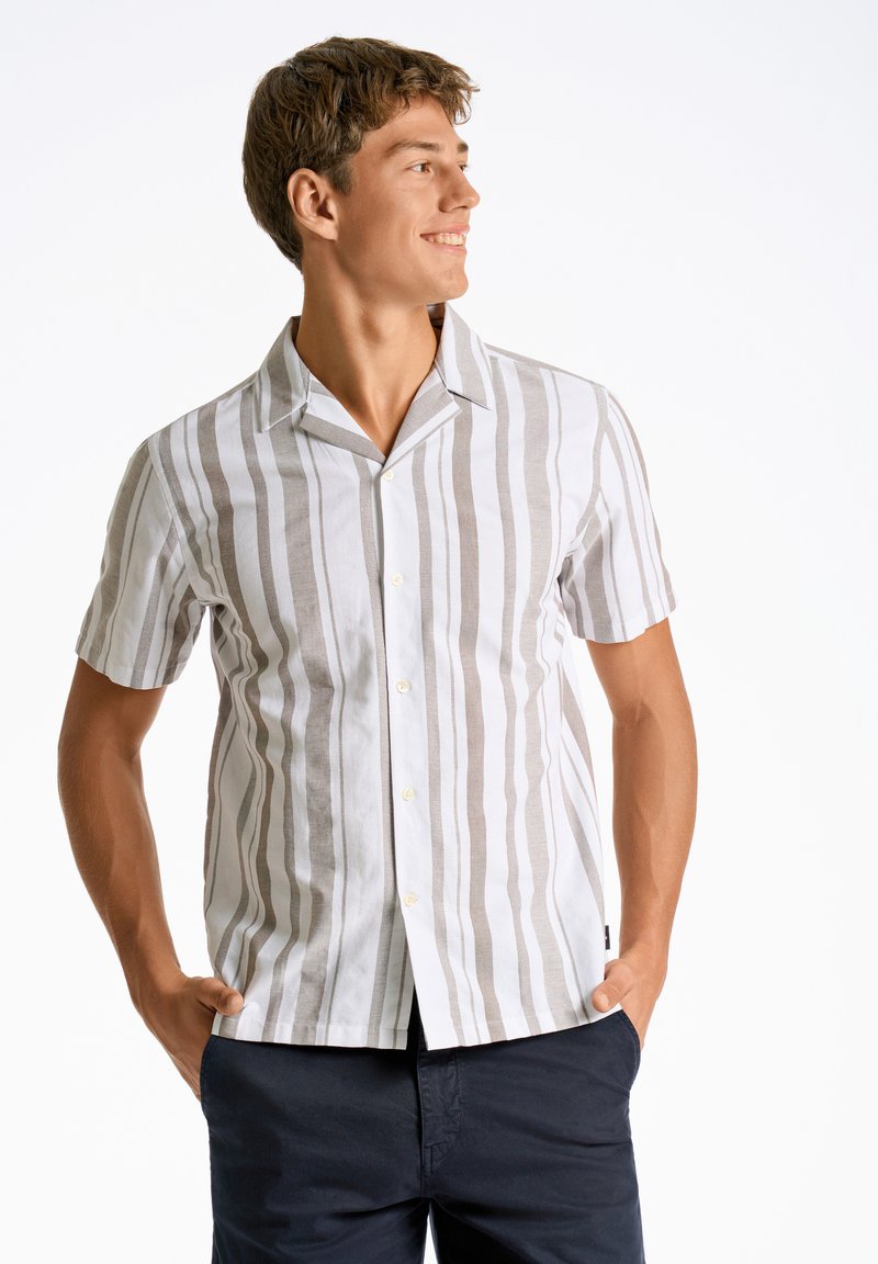 Camisa de manga corta en tejido ligero con rayas verticales alternas en blanco y beige, un collar y cierre de botones en la parte delantera.