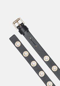 Ceinture en cuir noir avec une finition texturée, une boucle en ton or et des rivets ronds le long de sa longueur.
