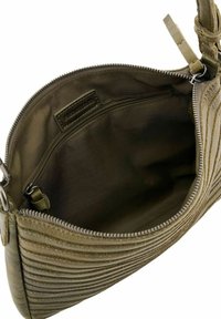 Sac à main en cuir vert olive avec texture côtelée, fermeture éclair et poche intérieure. Doublé en tissu assorti pour une durabilité accrue.