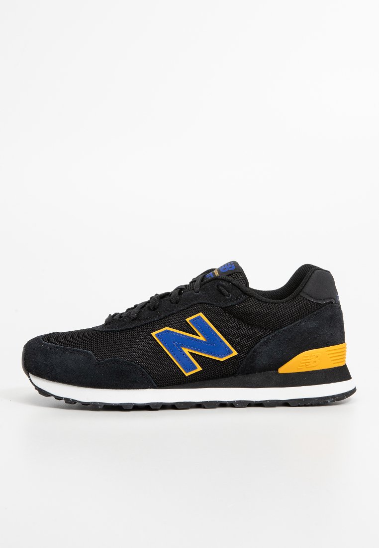 Zapatilla deportiva negra con materiales de malla y gamuza, que presenta un logo "N" en azul y amarillo, una entresuela blanca y una suela exterior texturizada negra.
