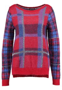 Rot-blauer karierter Strickpullover mit langen Ärmeln und silbernen Glitzerakzenten auf weißem Hintergrund.