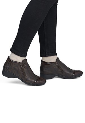 Rieker, RIEKER KURZSTIEFEL 58388 - Enkelkaarsjes - brown