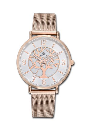Montre ronde en acier avec des accents en or rose, bracelet en maille, cadran argenté avec un motif d'arbre, marqueurs d'heure clairs et aiguilles.