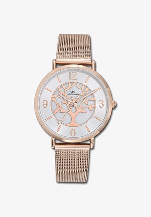 Montre ronde en acier avec des accents en or rose, bracelet en maille, cadran argenté avec un motif d'arbre, marqueurs d'heure clairs et aiguilles.