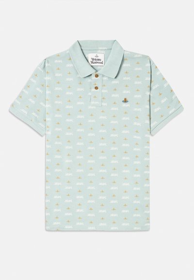 Cămașă polo de culoare albastru deschis, cu guler, realizată dintr-un material texturat; prezintă un model repetitiv de mici desene aurii și albe, cu un accent logo.