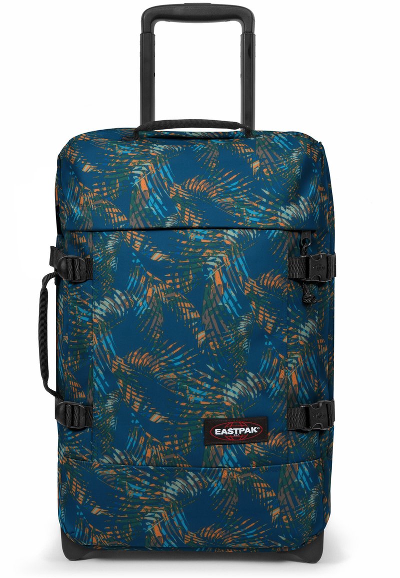 Maleta de viaje Eastpak con una tela azul estampada que presenta diseños abstractos similares a palmas en tonos naranja y verde azulado, equipada con un asa retráctil.