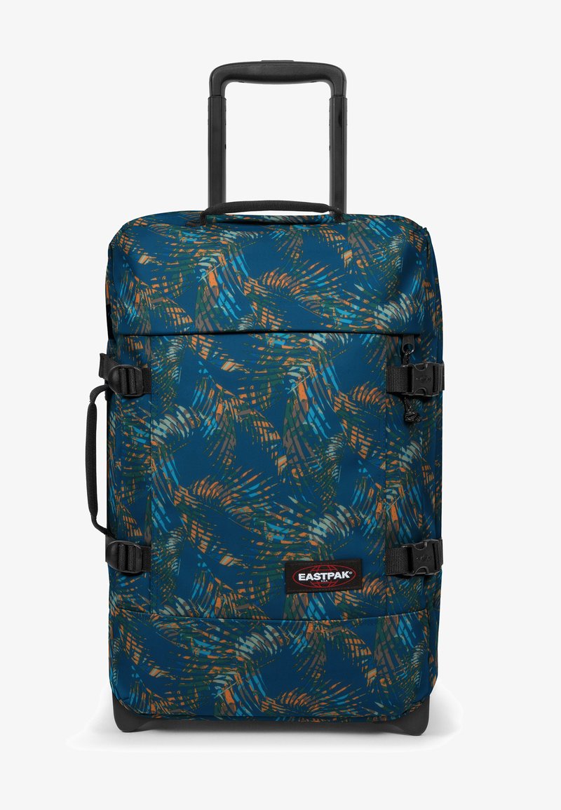 Maleta de viaje Eastpak con una tela azul estampada que presenta diseños abstractos similares a palmas en tonos naranja y verde azulado, equipada con un asa retráctil.