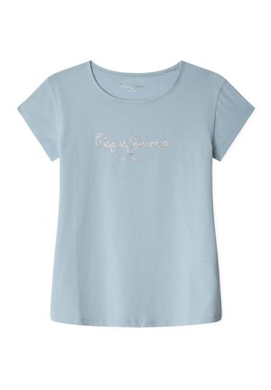 Jasnoniebieska koszulka z krótkim rękawem z wyhaftowanym na piersi białym nicią logo "Pepe Jeans London", okrągły dekolt, jednolite tło.