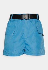Shorts en nylon bleu avec taille élastique, ceinture noire et deux poches latérales. Texture lisse et design décontracté, adapté pour une tenue d'extérieur.