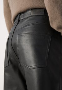Les Deux RYDER PANTS - Δερμάτινο παντελόνι - black