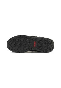 Semelle en caoutchouc noir avec des crampons profonds et des motifs angulaires ; présente l'inscription rouge "AIGLE 1853" près du semelle intermédiaire.