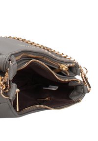Grijze handtas van nep leer met gouden kettingdetail, voorzien van twee ritssluitingen en een donker stoffen interieur. Ritsen en metalen onderdelen zijn metallic.