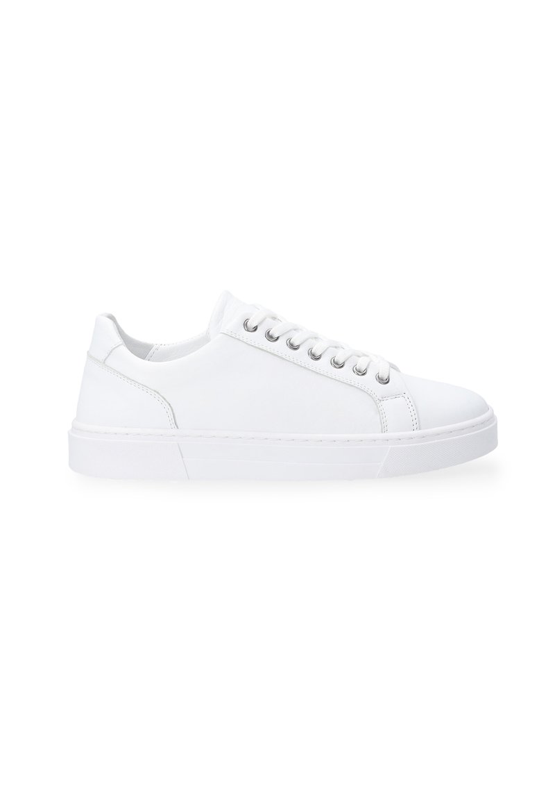 Hvide lædersneakers med lav profil, rund tå, seks øsner og syede detaljer på sålen. Glat tekstur og minimalistisk design.