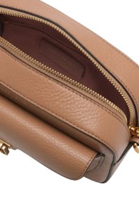 Borsa a mano in pelle color tan con finitura testurizzata, compartimenti con doppia zip, cerniere color oro e foderatura interna marrone.