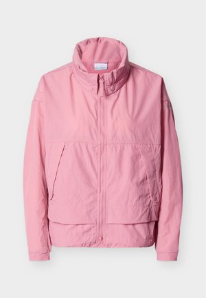 Veste légère rose avec col haut, fermeture éclair à l'avant, rabats de poche à boutons-pression et manches longues sur fond blanc.