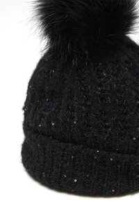Zwarte gebreide beanie met een omgeslagen band, voorzien van een pluizige pompon en kleine glanzende accenten die in de stof zijn verwerkt.