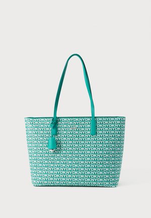 Tote bag met een turkoois ontwerp en herhalend zwart merkembleem. Gladde textuur, dubbele bovenhandvatten en een afneembaar labeldetail.