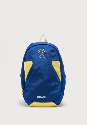 Niebiesko-żółty plecak z emblematem Brazylii, pięcioma gwiazdkami i napisem „BRASIL” na przedzie na jednolitym tle.