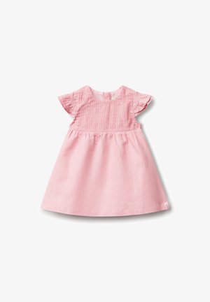 Vestido de algodón rosa con mangas cortas acampanadas, un cuerpo texturizado y una falda fruncida. Presenta un escote redondo y una pequeña etiqueta lateral.
