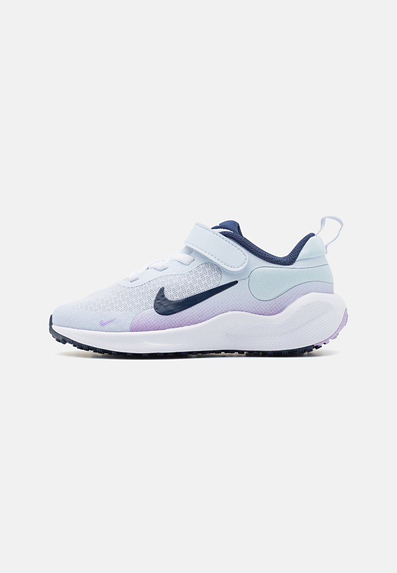 Baskets de sport blanches et bleu clair avec une tige en mesh, accents navy, bande Velcro, et un dégradé violet sur la semelle. Semelle extérieure en caoutchouc noir.