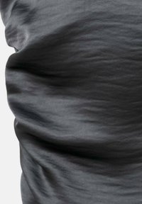 Tejido gris oscuro con una textura suave, que presenta ondas sutiles y un ligero brillo. El material parece ligero y flexible.