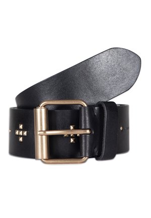 Zwarte leren riem met gouden vierkante studs en een gouden rechthoekige metalen gesp, opgerold op een witte achtergrond.