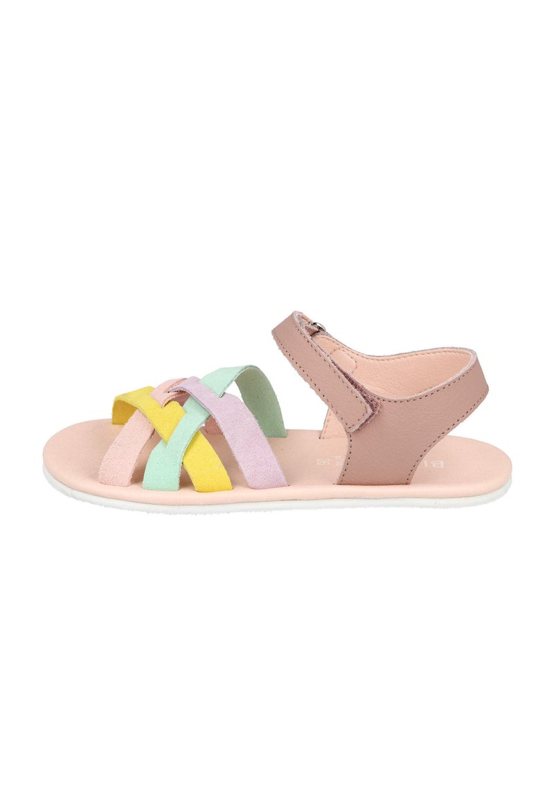 Sandalia infantil con una tira trasera de cuero rosa, y tiras de ante multicolores en amarillo, verde, rosa claro y lavanda. Suela plana.
