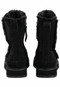 Botas de tobillo de ante negro con un cuello de forro de piel suave, cremalleras en los laterales y suelas de goma con un patrón de relieve para mayor agarre.
