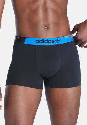 Boxers en coton noir avec une ceinture à motif bleu et camouflage arborant le logo Adidas. Le matériau élastique offre extensibilité et confort.
