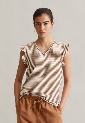 Gestreiftes T-Shirt mit kurzen Ärmeln und V-Ausschnitt, ausgestattet mit Rüschensäumen. Farben sind Creme und Braun, aus einem leichten Stoff gefertigt.
