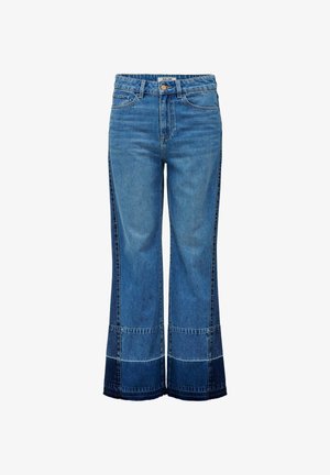 Svetlo modre kavbojke iz jeansa z širokimi hlačnicami, z kontrastnimi temnejšimi modrimi paneli na robu in stranskih šivih. Imajo zapenjanje na gumb.