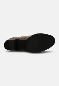 Stivale alla caviglia in suede marrone con superficie testurizzata, punta rotonda e suola in gomma nera. Presenta cuciture sottili e un tacco con marchio.