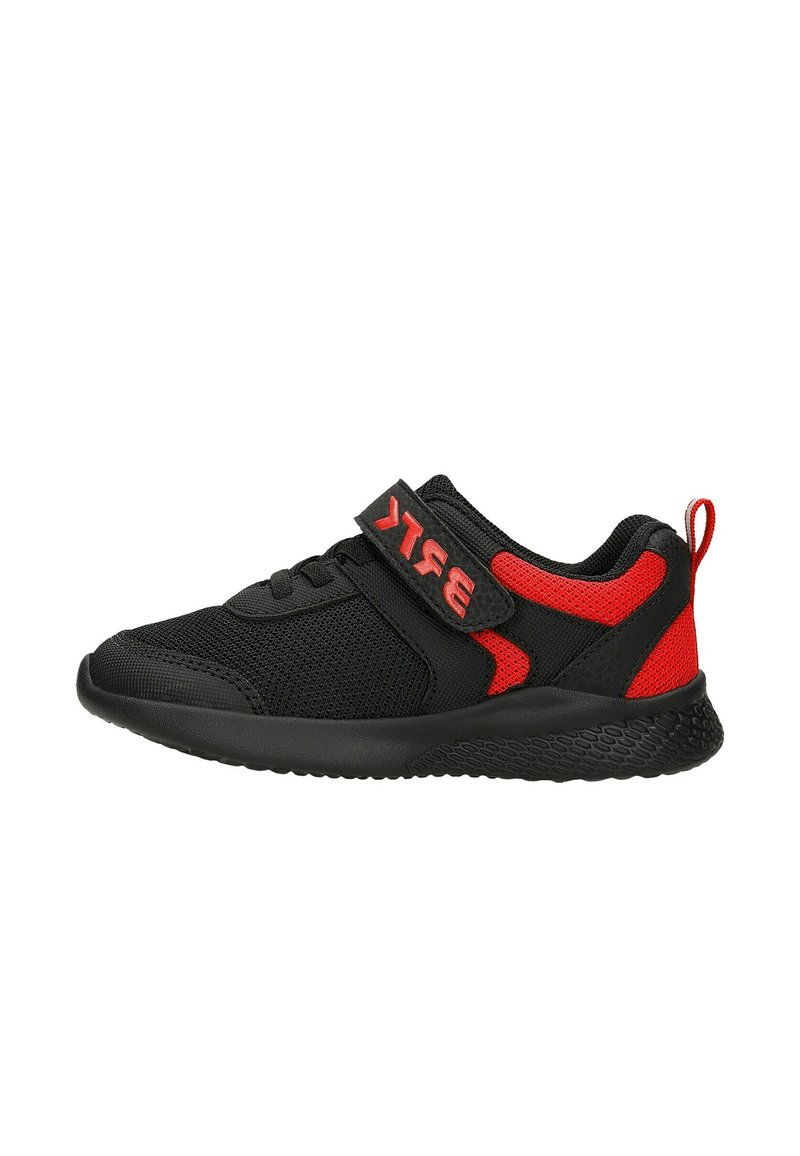 Sneaker in rete nera con accenti rossi, chiusura in Velcro, suola ammortizzata e suola in gomma testurizzata per una migliore presa. Design leggero e traspirante.