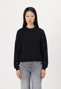 Czarny sweatshirt z długimi rękawami, okrągłym dekoltem i sercowymi akcentami na rękawach. Posiada luźny krój i miękką teksturę.