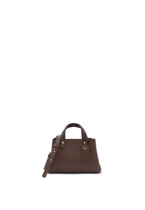 Brązowa skórzana torebka z dwoma uchwytami u góry, regulowanym paskiem na ramię i firmową metką przymocowaną z przodu.