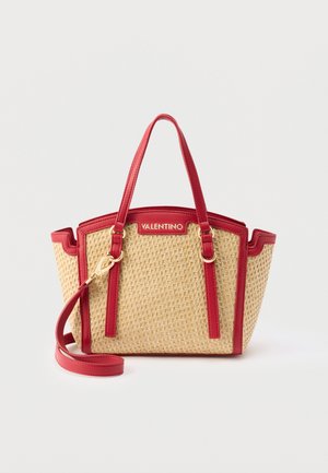 Handgefertigte beige gewebte Tasche mit roten Lederbesätzen, doppelten Griffen, abnehmbarem Riemen und goldfarbenen Beschlägen mit Valentino-Logo.