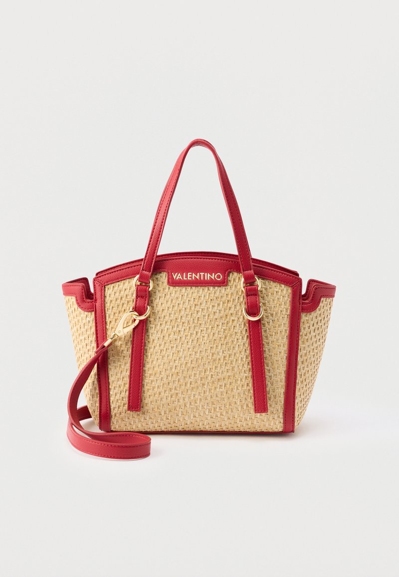 Beige handtas van gevlochten materiaal met rode leren afwerking, dubbele handvatten, afneembare riem en goudkleurige hardware met het label Valentino.