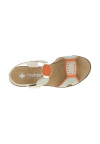 Sandale crème et verte avec des accents orange ; présente un design à bout ouvert, des sangles réglables et une semelle intérieure rembourrée avec des détails en points.