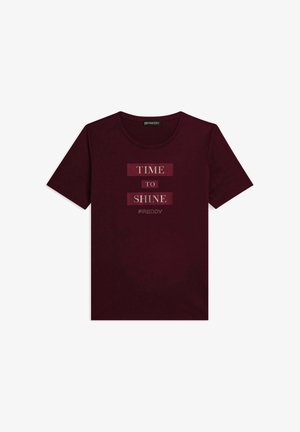 T-shirt bordeaux con maniche corte, scollatura rotonda e il testo "TIME TO SHINE" ben in evidenza in tonalità contrastanti.