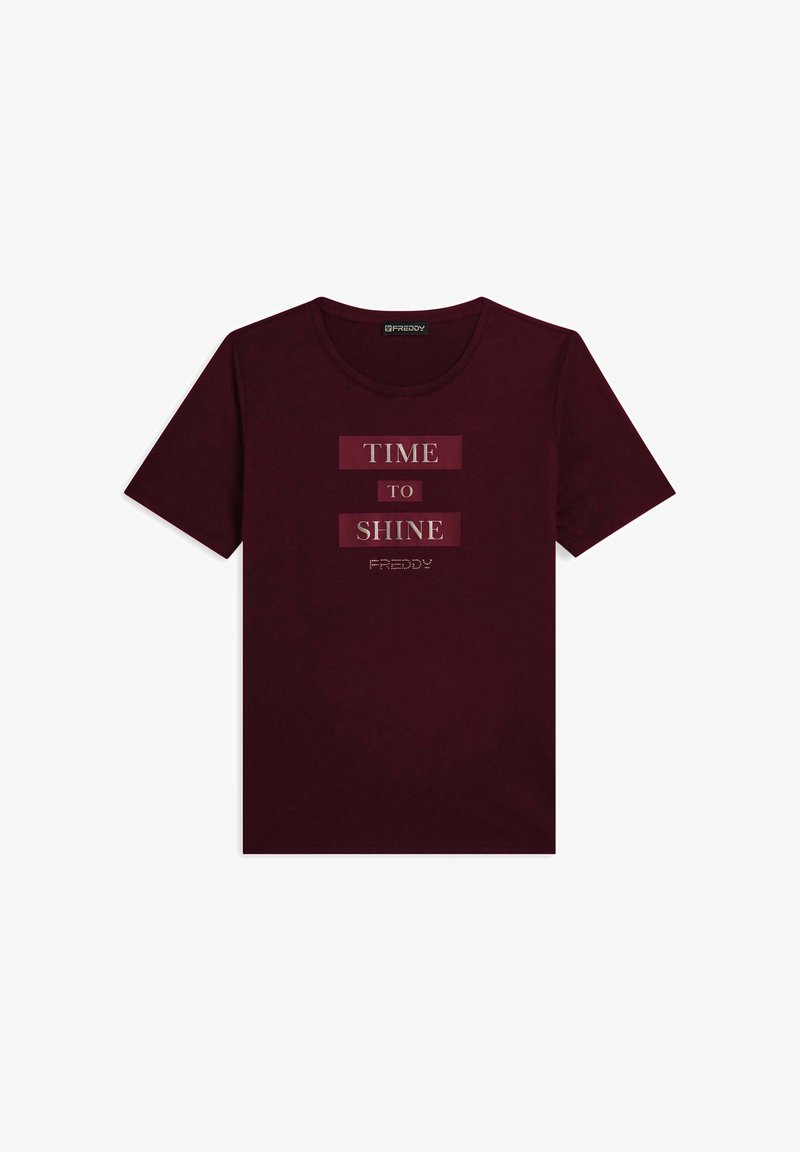 Camiseta burdeos de manga corta, con cuello redondo y el texto "HORA DE BRILLAR" destacado en tonos contrastantes.