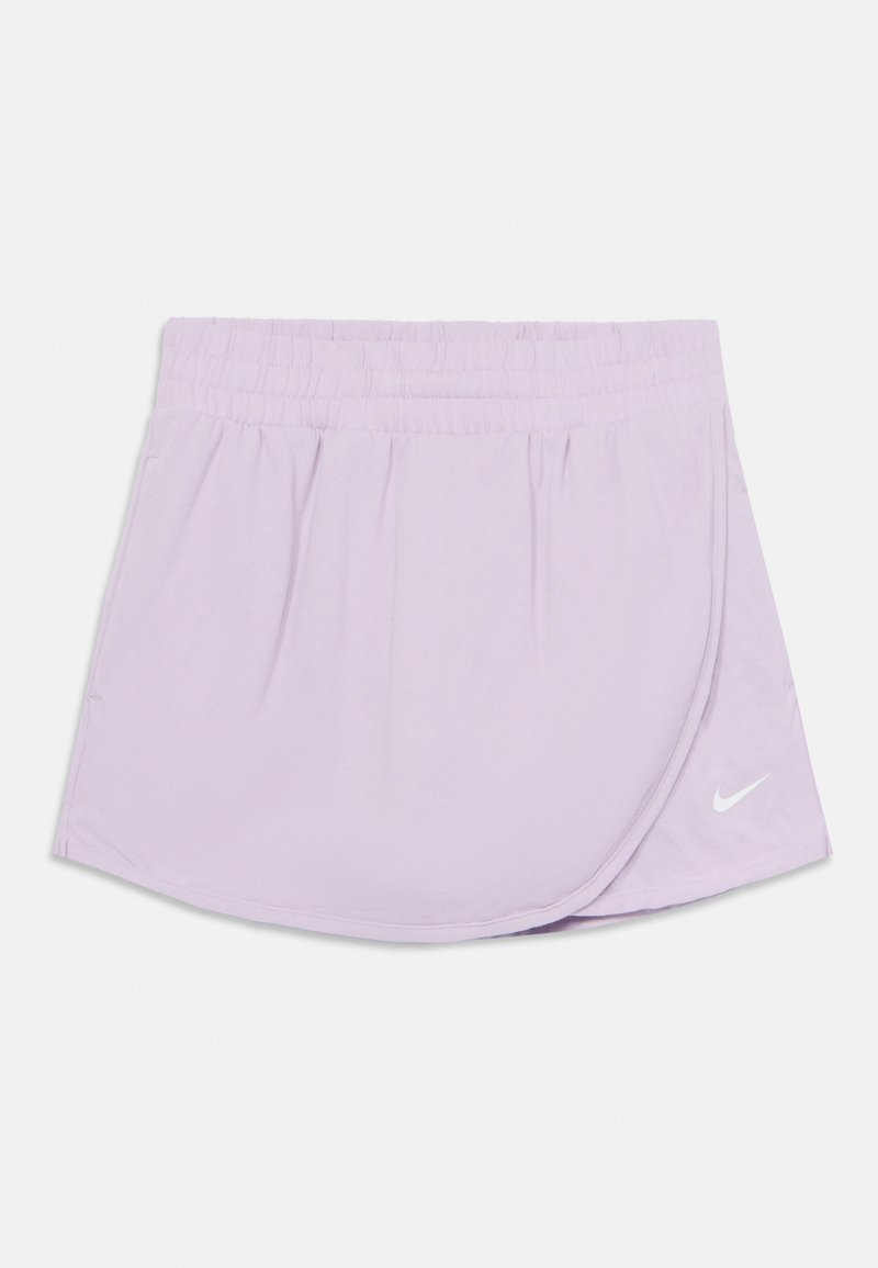 Jupe de sport mauve clair avec une taille élastique, en tissu lisse, et un petit logo Nike blanc sur le côté. Présente un design superposé.