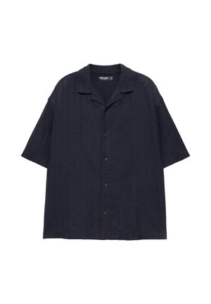 Chemise bleu marine à manches courtes avec boutons et col camp, en tissu léger, présentée sur fond blanc.