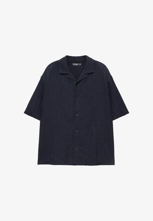 Chemise bleu marine à manches courtes avec boutons et col camp, en tissu léger, présentée sur fond blanc.