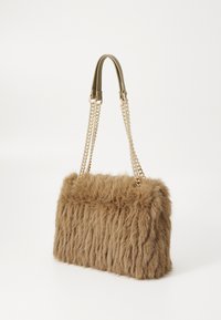 Borsa in finta pelliccia di colore marrone chiaro con una finitura testurizzata e catene dorate. Forma rettangolare con una superficie morbida e soffice.