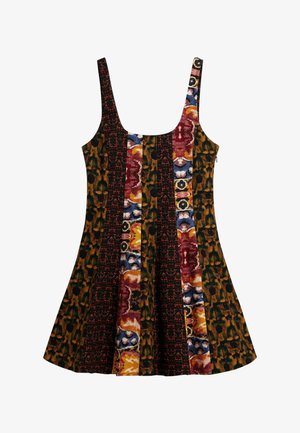 Buntes ärmelloses Kleid mit einer Mischung aus Mustern in Rot, Gelb, Blau, Grün und Schwarz, mit einem taillierten Oberteil und einem ausgestellten Rock.