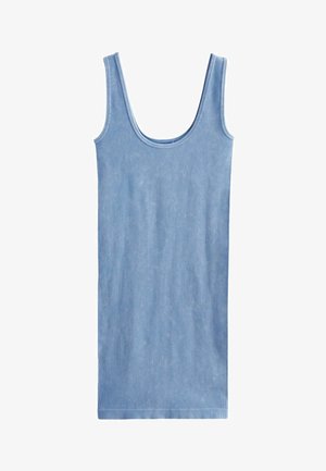 Svetlo modra rebrasta majica brez rokavov z ovalnim izrezom in širokimi naramnicami, izdelana iz mehkega in raztegljivega materiala. Brez vzorcev ali okrasnih dodatkov.