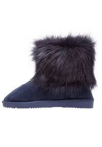 Botas de tobillo de ante azul marino con un puño de pelaje sintético esponjoso, puntera redondeada y suela de goma texturizada, con un acabado general suave.