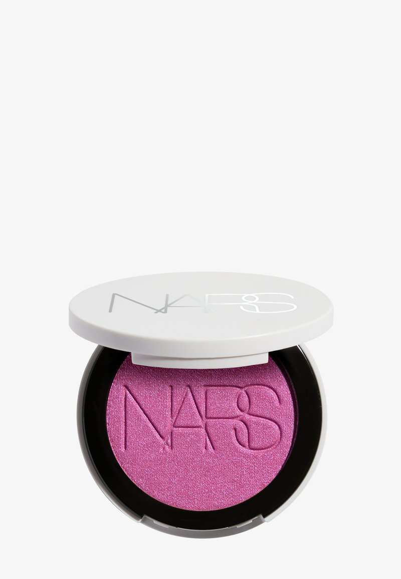 Boîtier rond avec couvercle blanc partiellement ouvert montrant un fard à paupières rose lumineux et nacré avec le logo NARS embossé à l'intérieur.