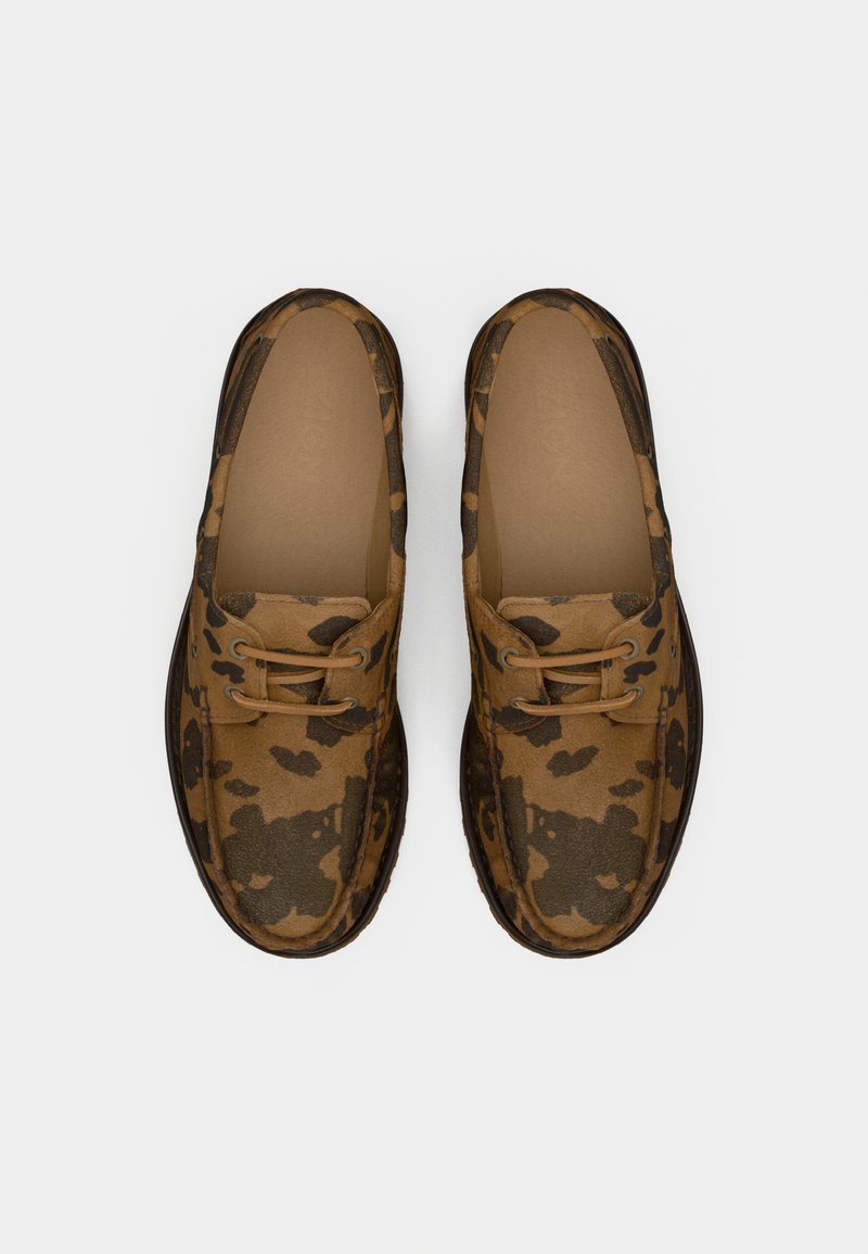 Braun- und dunkelbraun gemusterte Camouflage-Slipper mit Schnürungsdetails, von oben auf einem weißen Hintergrund betrachtet.